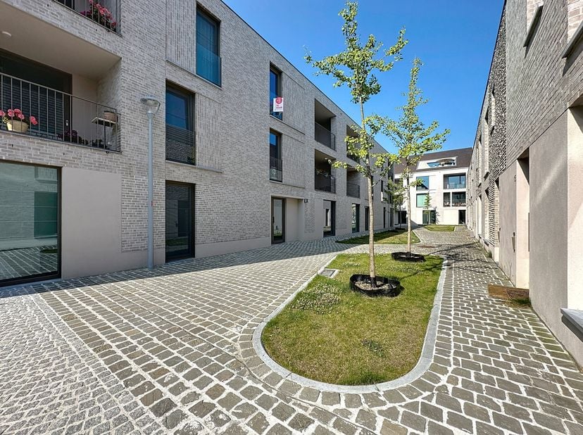 Dit energiezuinige nieuwbouwappartement met 2 slaapkamers en 2 terrassen is te huur op een toplocatie in Brugge, nabij de authentieke stadskern. Ontde
