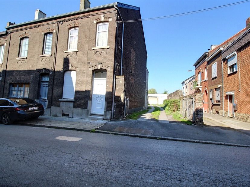 Maison située à Montignies-Sur-Sambre, offrant un bon potentiel. Vendue dans létat actuel, permettant de finaliser les finitions à votre goût.&lt;br /&gt;
L