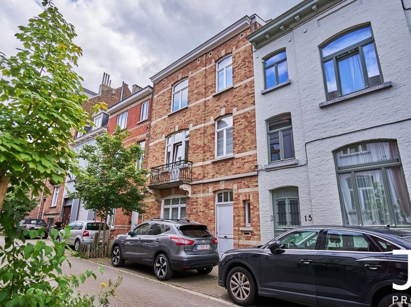 Perfect gelegen in het hart van een levendige en goed bereikbare wijk tussen Pétillon en Hankar, biedt J&amp;J Properties u deze prachtige woning van 252