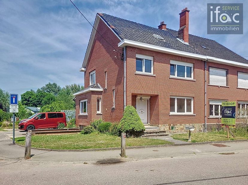 Maison trois façades, situation idéale : au calme mais dans le centre de Leefdaal, sur un magnifique terrain de ± 11a 49ca. Construction de 1962.&lt;br /