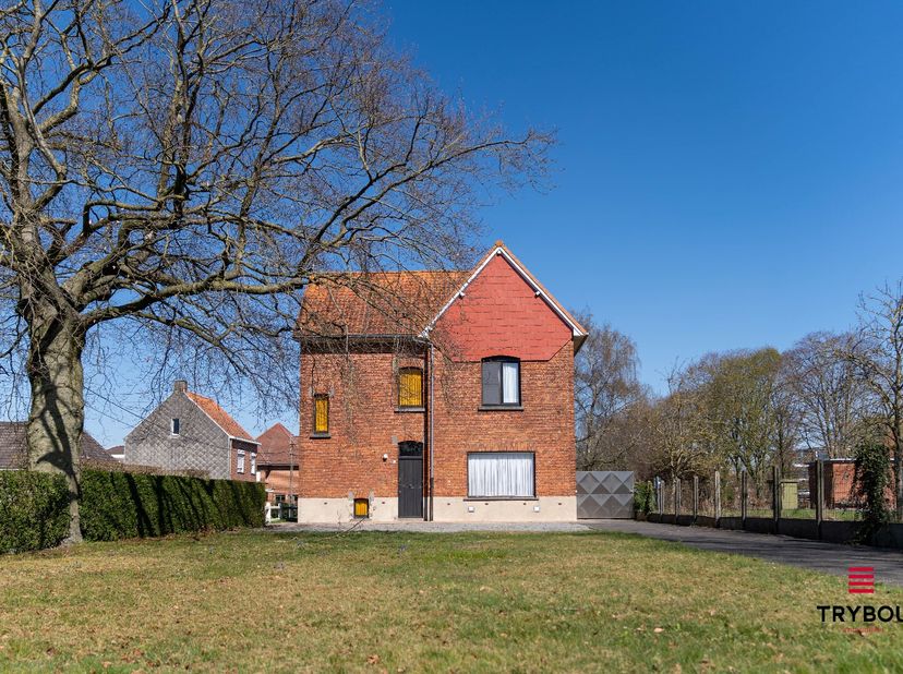 Deze woning vormt de perfecte basis voor wie op zoek is naar ruimte, rust én een centrale ligging. Gelegen op een uitzonderlijk groot perceel, geniet