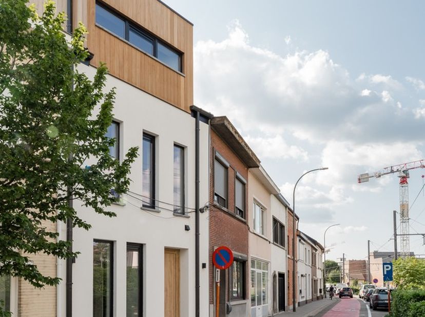 Deze gerenoveerde stadswoning vinden we terug in de rustige Spoorwegstraat 1 in Hasselt. Het pand uit 1947 is volledig gerenoveerd en volledig instapk