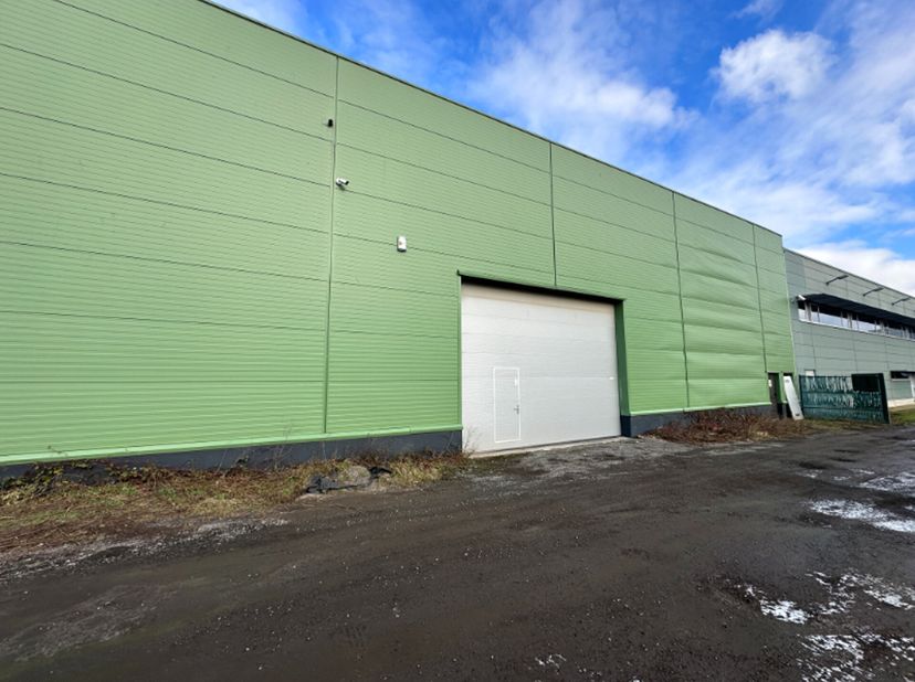 Te huur: magazijn van +/- 800 m² met een elektrische sectionaaldeur van 4 meter (eenheid A12 op het plan), volledig geïsoleerd met ongeveer 20 cm rots