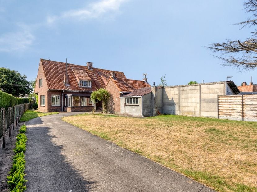 Deze te renoveren woning in Olsene is gelegen op het einde van een doodlopende straat. U heeft er alle rust met een mooie voortuin en een zuidgerichte