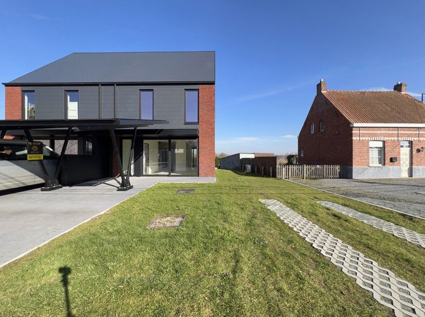 Net buiten het centrum van Maria-Aalter vind je deze nieuwe en perfect afgewerkte woning. Het huis is gebouwd met de laatste nieuwe normen qua isolati