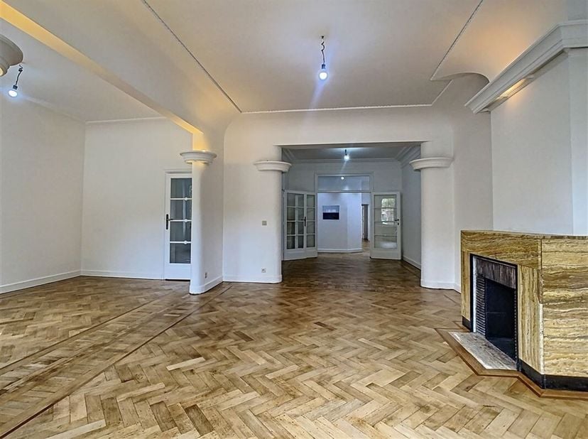 Avenue  Franklin Roosevelt SUPERBE  appartement de CARACTERE  +/-  155 m²  REMIS A NEUF  parquet et haut plafonds comprenant de très belles réceptions