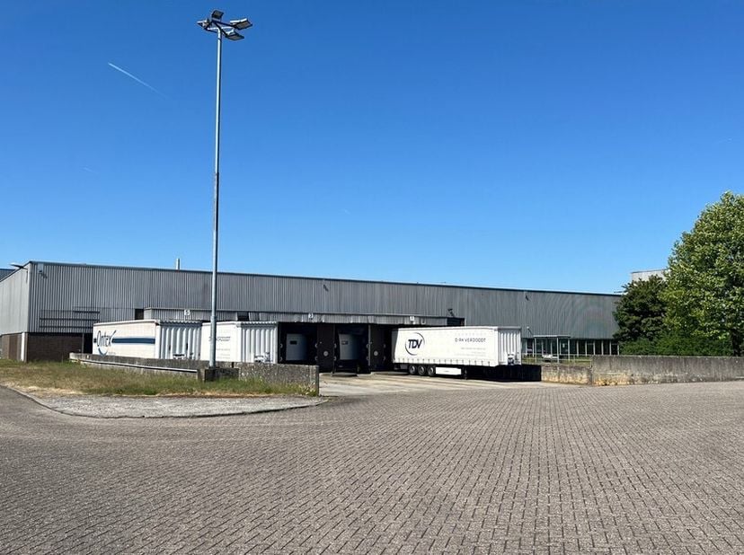 12310m² d&#039;espace de stockage avec 10 quais de chargement (extensible à 15 370m²)&lt;br /&gt;
Emplacement : dans la zone industrielle de Hoogveld près de la