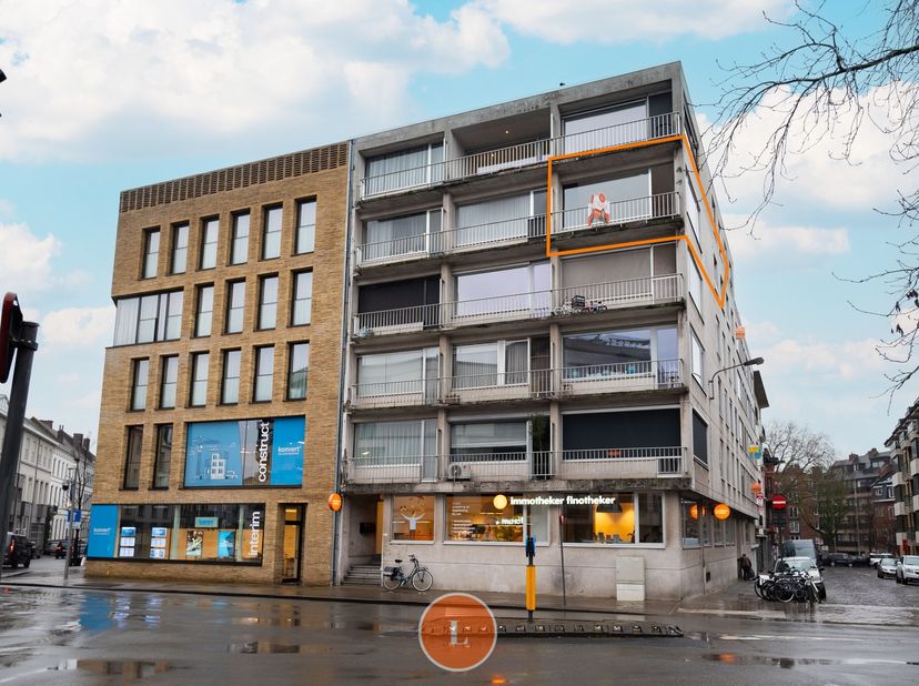 Dit appartement te Kortrijk is een uitstekende kans voor iedereen die op zoek is naar een nieuw thuis. Het is gelegen in het centrum en beschikt over