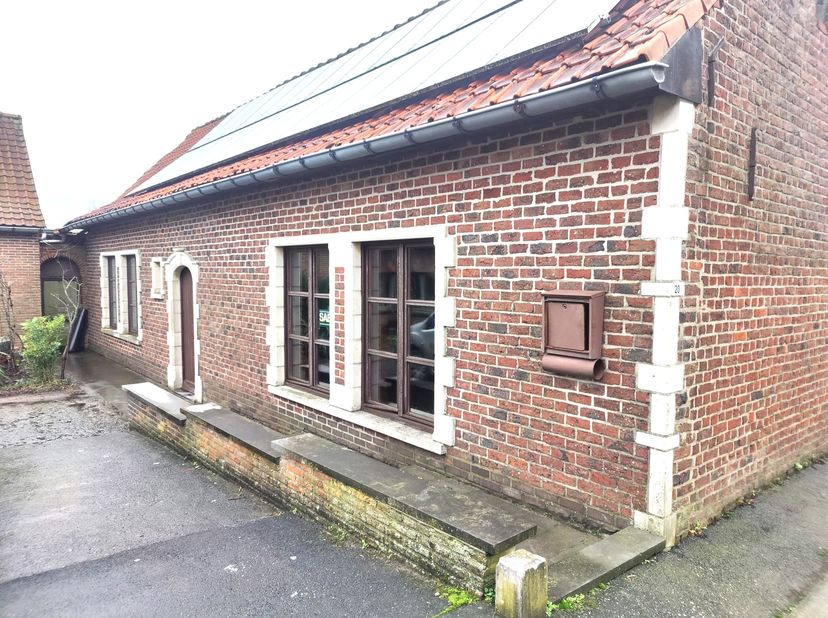 Dit gebouw kan verhuurd worden als opslagplaats voor kleine materialen of toonzaal. Het gebouw beschikt over een 4tal ruimtes die zoals gewenst kunnen