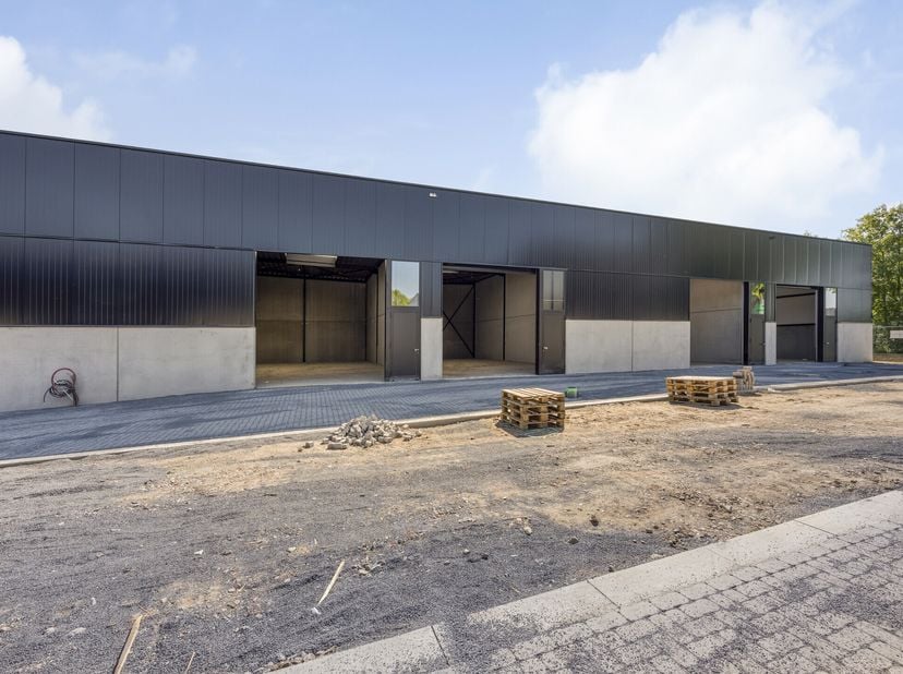 Projet ZEUS SME&lt;br /&gt;
Unités PME récemment construites à vendre le long de la Gauwelstraat à Zwevegem. Les unités ont une superficie d&#039;environ 144 m²