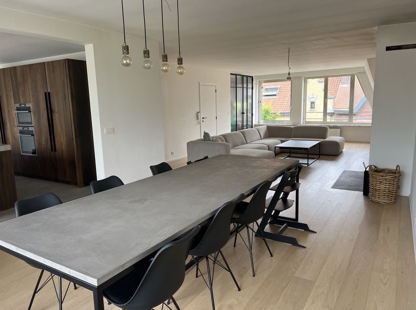 Exclusieve penthouse met luxe afwerking en ruime terrassen (2e en 3e verdieping).&lt;br /&gt;
In het hart van Heule vind je deze prachtige duplex penthouse,