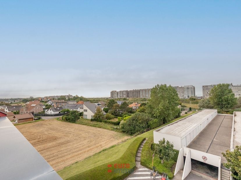 Vanop het terras geniet u hier van een prachtig wijds uitzicht! Dit gemeubeld appartement met 2 slaapkamers is gelegen op een domein met buitenzwembad