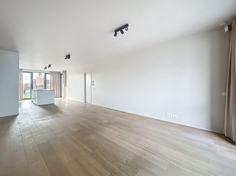 Ruim appartement met 2 kamers en aangename terrassen te huur in Sint-Eloois-Vijve. Het appartement beschikt over een bewoonbare oppervlakte van 111m²