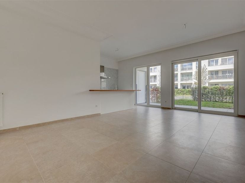 Dit prachtig appartement met privatieve ingang is gelegen in Oud-Berchem. De ligging is erg rustig en centraal met supermarkten, Middelheimpark, openb