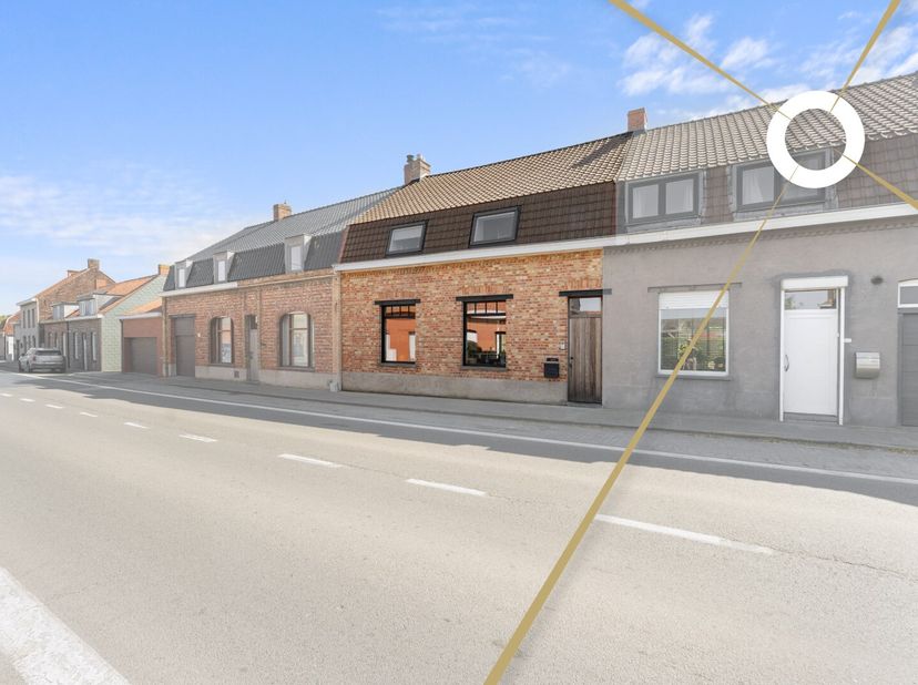 In het charmante Voormezele bevindt zich deze instapklare woning, afgewerkt met oog voor detail en kwaliteit. De indrukwekkende inkomhal spreekt onmid