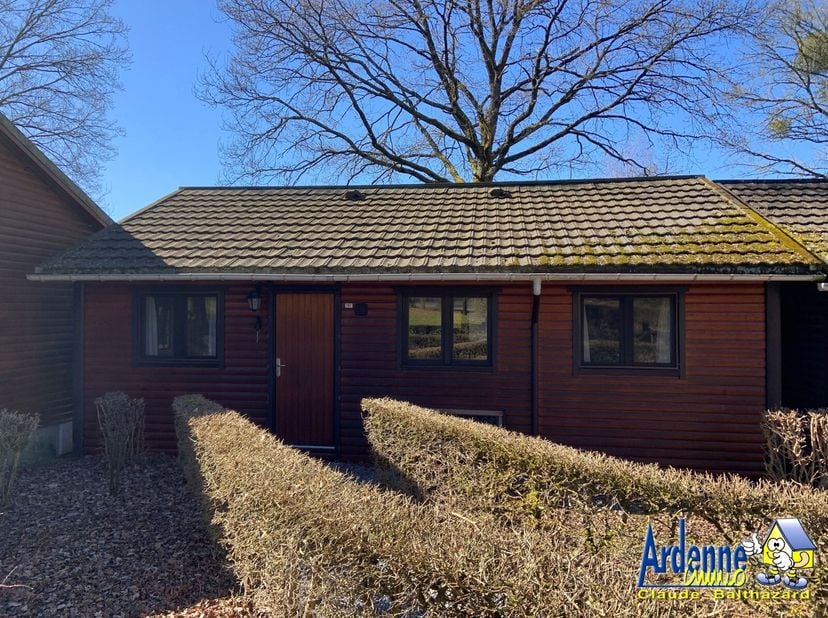 Glv  : leeffruimte, keuken (fornuis, oven, dampkap, microwave, frigo, gootsteen met dubbele spoelbak), badkamer (bad/douche, wastafel, wc), 2 kamers,