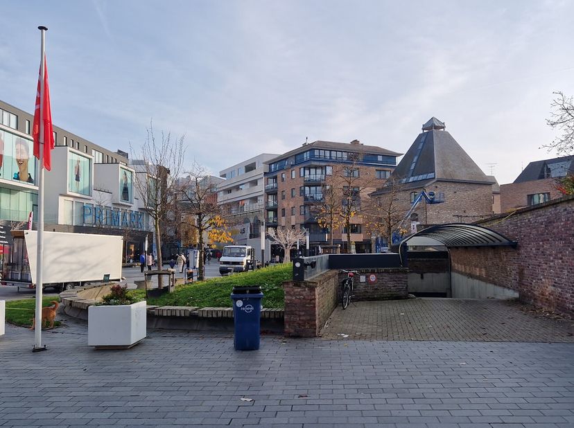 Ce garage est situé dans le parking souterrain du centre de Hasselt, à Molenpoort.&lt;br /&gt;
Le moyen le plus rapide de visiter ce garage? Demandez votre