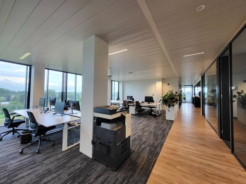 Deze moderne kantoren te huur bevinden zich in een modern en lichtrijk bedrijfsgebouw te Gent. De uitstekende ligging nabij The Loop zorgt voor een ho