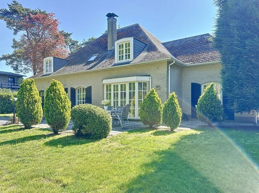 Deze prachtige villa is gelegen in de rustige residentiële Europese wijk te Mol, vlakbij de Europese school en de toegangswegen richting Geel-Turnhout