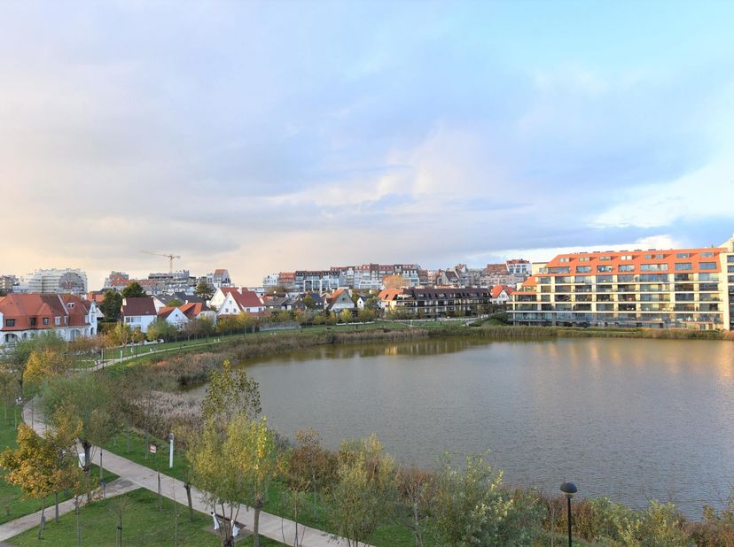 Prachtig instapklaar hoekappartement (125m²) met 3 grote slaapkamers en met een prachtig zicht op het Zegemeer.&lt;br /&gt;
Het appartement is rustig gelege