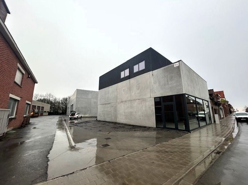 KMO Units à vendre à LedegemUnité 1 = surface 160m² + étage + showroom Unité 2 = 168,75m² VENDUUnité 3 = 68.75m² surface au sol 281 m² Prix : 220,000e