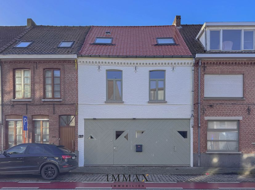 Cette propriété située au cœur de Sint-Kruis, à quelques minutes à vélo du centre-ville de Bruges, a été récemment rénovée et dispose d&#039;une licence po