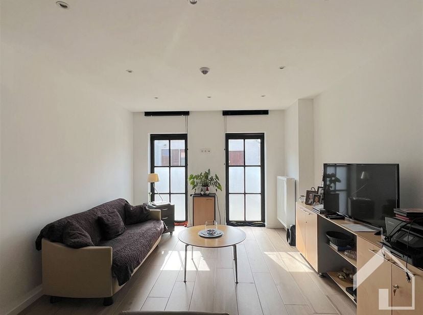 Beau studio au rez-de-chaussée à vendre dans un immeuble très bien entretenu avec ascenseur, situé au centre dans un endroit calme. Ce studio économe