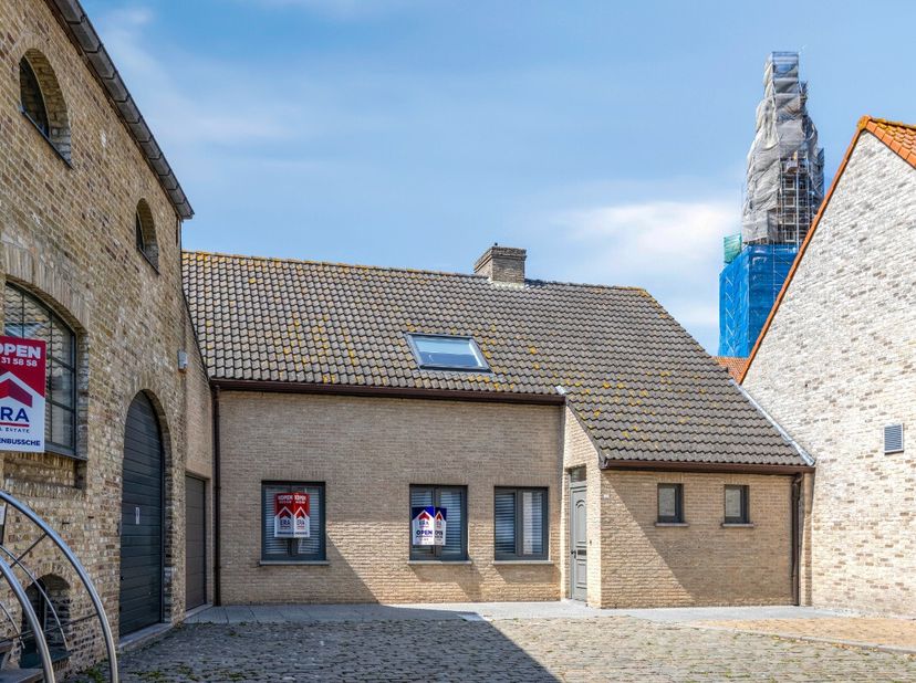 Grande maison familiale de qualité, située en plein cur de Lo, sur un terrain de 661 m². Cette maison offre tout ce que peut désirer une famille : 4 c