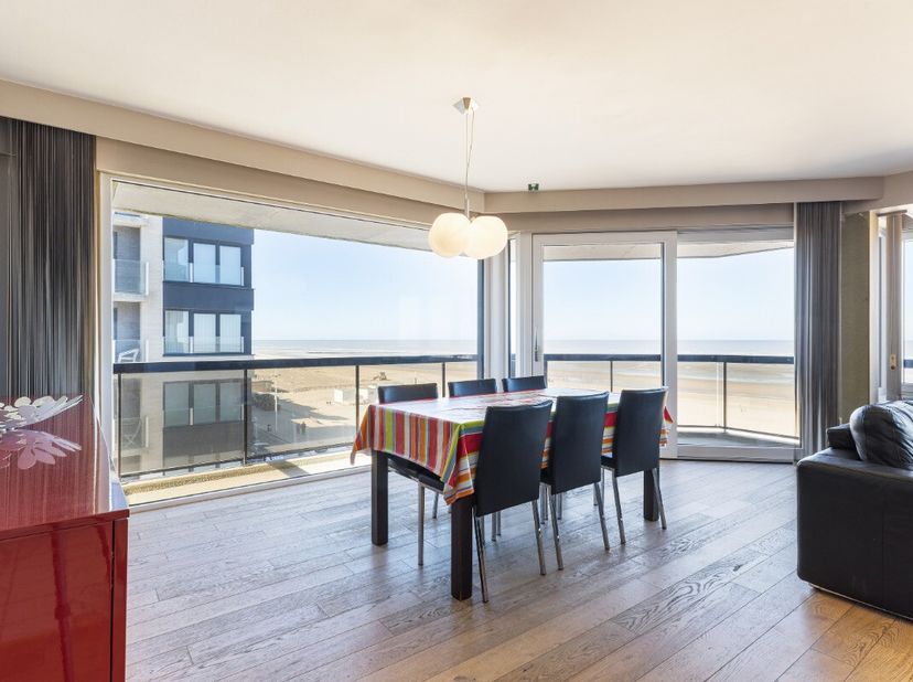 A vendre à Coxyde: superbe appartement de coin sur la Digue avec 3 chambres à coucher ! Une superbe vue panoramique sur mer ainsi que l&#039;orientation SO