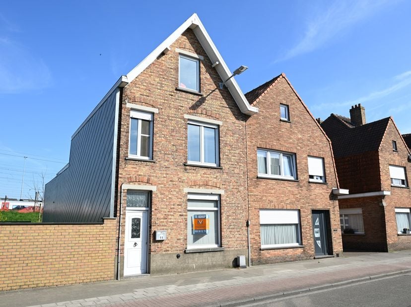 Deze DEGELIJKE gezinswoning bevindt zich op een ABSOLUTE CENTRALE LIGGING, dit op wandelafstand van het station! In 2012 heeft deze woning een GRONDIG
