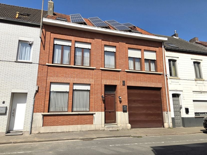 Maison familiale spacieuse avec dépendance et grand jardin à Denderleeuw&lt;br /&gt;
Cette maison bien située et prête à emménager, au cur de Denderleeuw, o