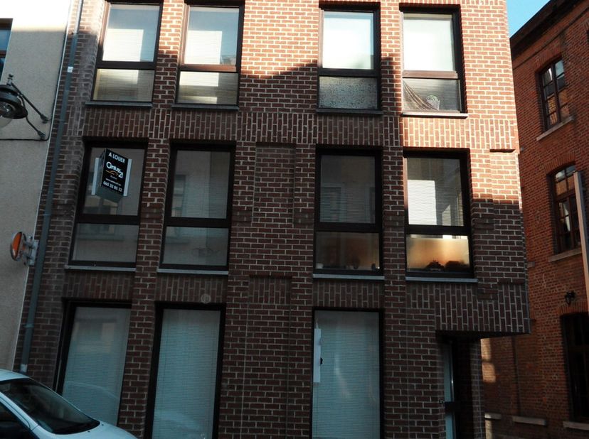 Rue du Miroir 19/4-1 à Mons. A deux-pas de la Grand&#039;Place, studio non meublé composé d&#039;un séjour avec cuisine américaine équipée et salle de douches a