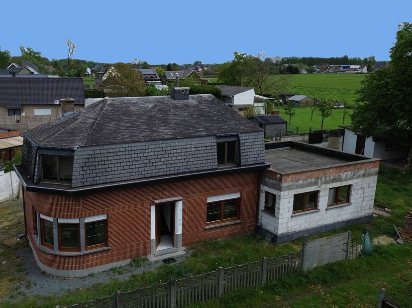 Deze kanjer is als volgt ingedeeld:&lt;br /&gt;
&lt;br /&gt;
Onder de begane grond: een handige voorraadkelder.&lt;br /&gt;
&lt;br /&gt;
Gelijkvloers: uitnodigende inkomhal,