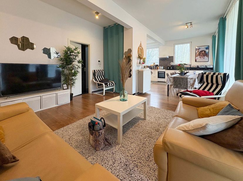 TRIOR vous propose cet agréable appartement de +- 100m², situé au rez-de-chaussée et à proximité de toutes les facilités (commerces, transports, école