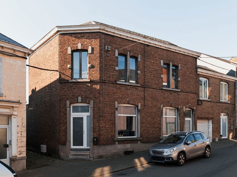 FLAWINNE - dicht bij alle voorzieningen, HUIS momenteel verdeeld in twee woningen (4CH//2SDB) met tuin. Beide bestaan uit, op de begane grond, een woo