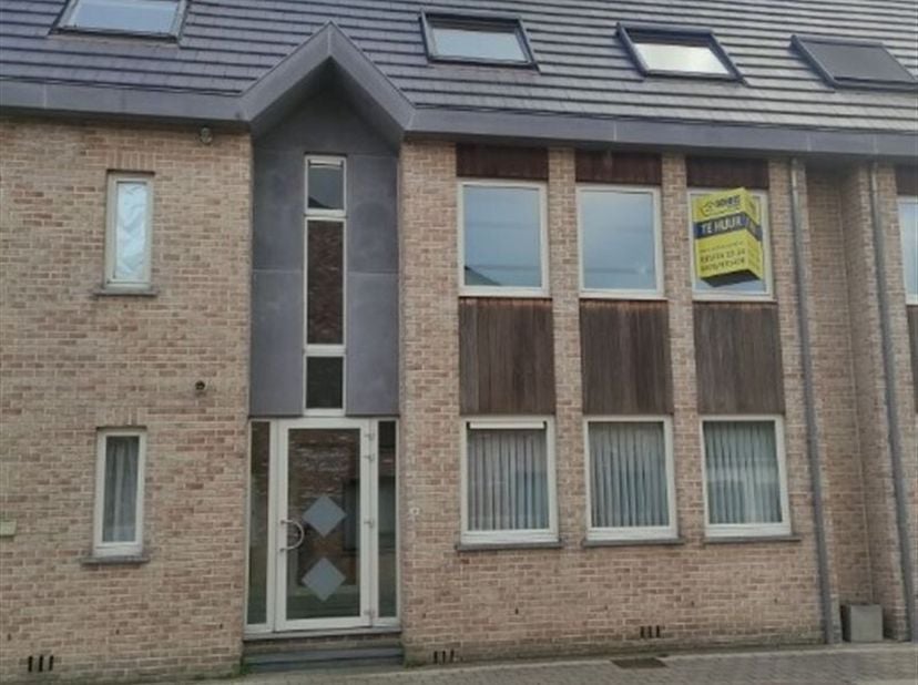 Dit appartement is gelegen pal in het centrum van Booischot, doch met een rustigere ligging en op korte afstand van nabijgelegen verbindingsbanen.&lt;br