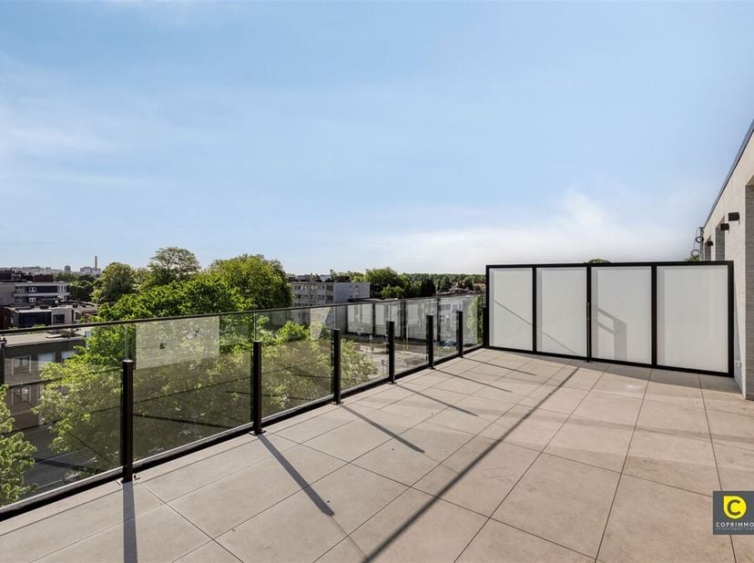 Appartement luxueux et de haute qualité nouvellement construit dans un endroit stratégique&lt;br /&gt;
Situé dans un endroit privilégié avec plusieurs parcs