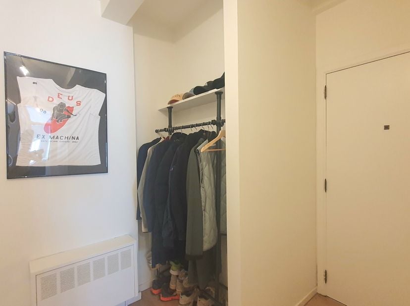 Ruim appartement met veel lichtinval gelegen op de winkelstraat van Hasselt. &lt;br /&gt;
Indeling:&lt;br /&gt;
Verdiep +2:&lt;br /&gt;
- inkomhal&lt;br /&gt;
- woonkamer&lt;br