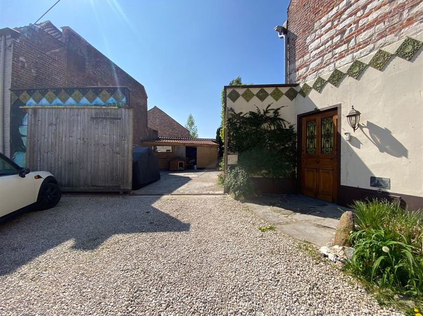 Atypique, zen, colorée, esprit vacances, aucun vis-à-vis, pierre brique bois, orientée plein sud, grand séjour et cuisine orienté résolument jardin, s