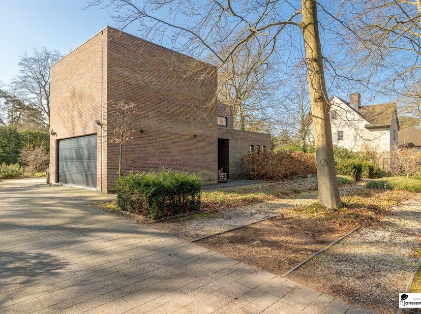 Ontdek deze ecologisch gebouwde villa met luxe afwerking, gelegen op een perceel van 2.289m². De woning biedt een perfecte balans tussen comfort, ener