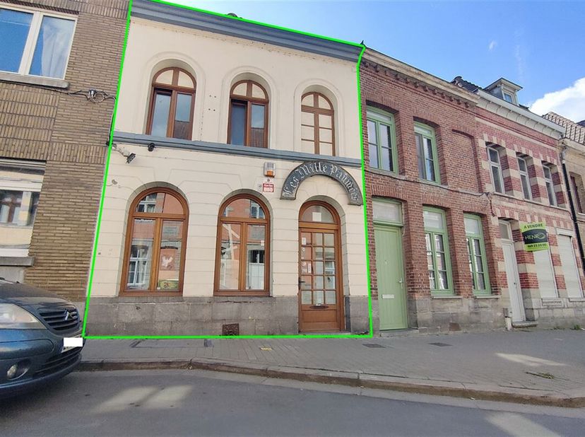 Cette maison de commerce, pouvant être transformée en habitation (sous réserve  de l&#039;obtention d&#039;un permis d&#039;urbanisme), vous séduira par ses nombreus