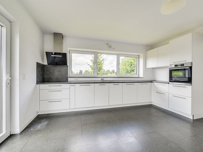 Immobilière de MARNEFFE presenteert met genoegen deze aangename en lichte woning van 160 m² met 4 slaapkamers, ideaal gelegen in Ochain (gemeente Clav