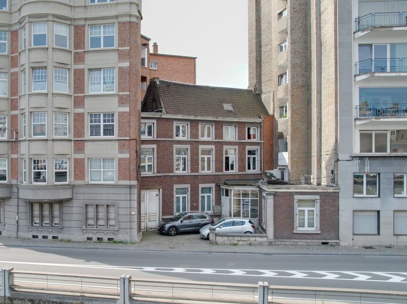 Gelegen aan de kade van Longdoz, biedt dit opbrengstgebouw een mooie investeringskans in een bloeiende wijk, vlakbij Médiacité, het openbaar vervoer e