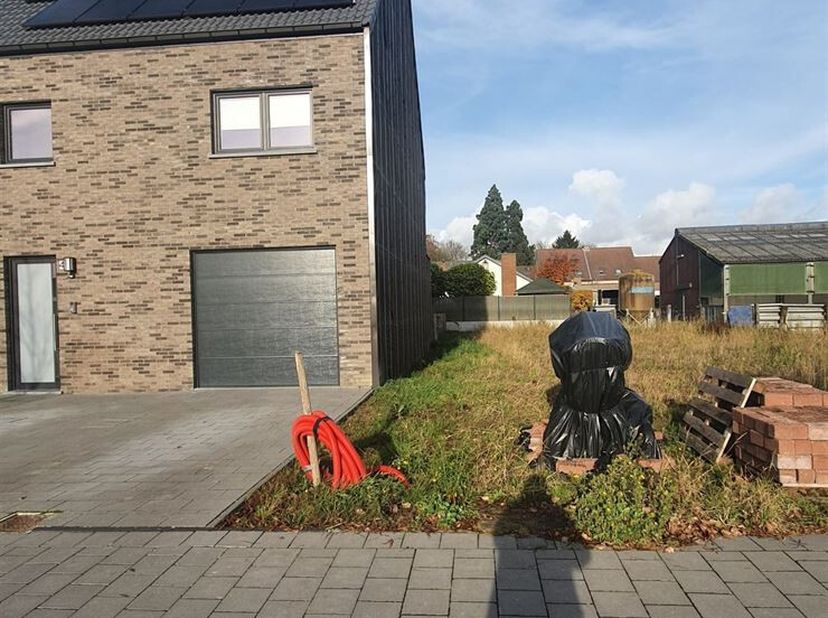 9130 KALLO | BOUWGROND |  TOTALE GRONDOPPERVLAKTE VAN 339m² VOOR EEN HALF-OPEN BEBOUWING| De breedte aan de straatkant bedraagt 9.5m | De breedte aan