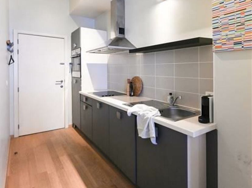 Un studio meublé spacieux de 45m2 situé dans la Korte Klarenstraat 9b à quelques pas du Meir, les transports en commun, les restaurants et la culture