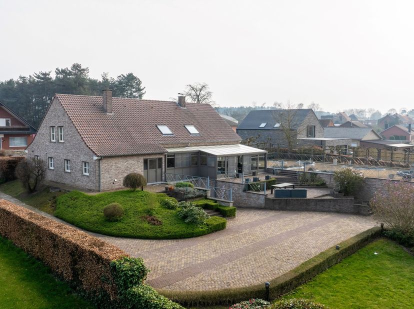 In het landelijke Herselt vinden we deze ruime gezinswoning met een magazijn van 270 m². Gelegen in een rustige straat nabij de verbindingsweg tussen