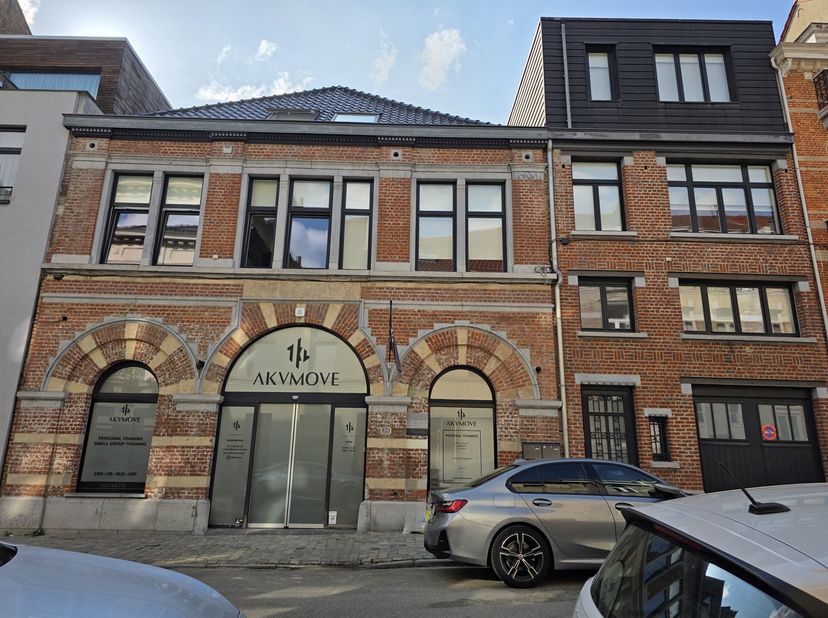 SQUARE AMBIORIX - Prachtig hoogwaardig appartement ingericht en volledig gerenoveerd met een oppervlakte van 146 m². Inkomhal met vestiaire, aparte wc