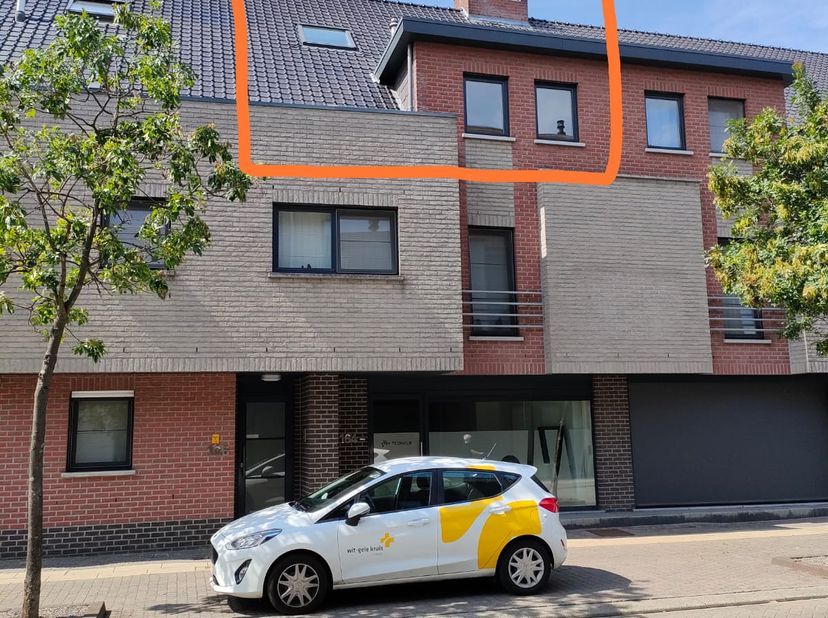 In het centrum van Overpelt vindt u dit vernieuwde duplex appartement met ruim terras ( zuid-west georiënteerd ) gelegen op het 2de en 3de verdiep van