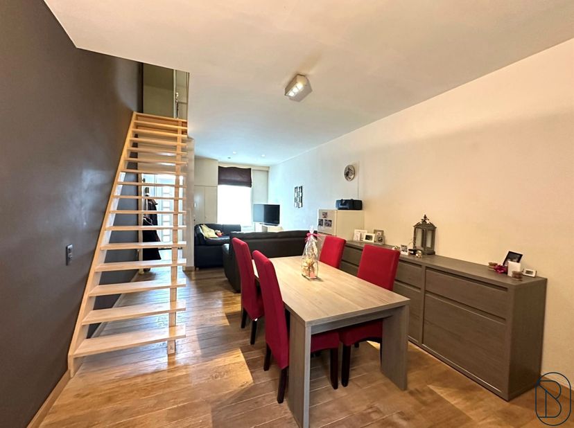 LEUKE INSTAPKLARE WONING met 2 SLK en STADSTUIN in CENTRUM WAREGEM! Ideale starterswoning of investering! INDELING: inkomhal, gezellige leefruimte, ge