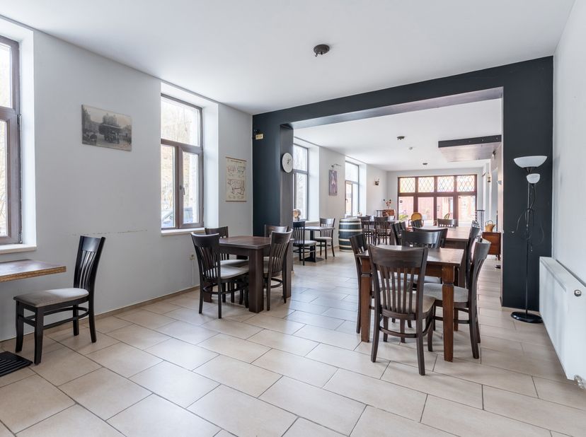 Immo By Julie biedt een unieke kans: dit hotel-restaurant is ideaal gelegen in het rustige dorpje Poix, vlakbij het treinstation en het centrum van Sa